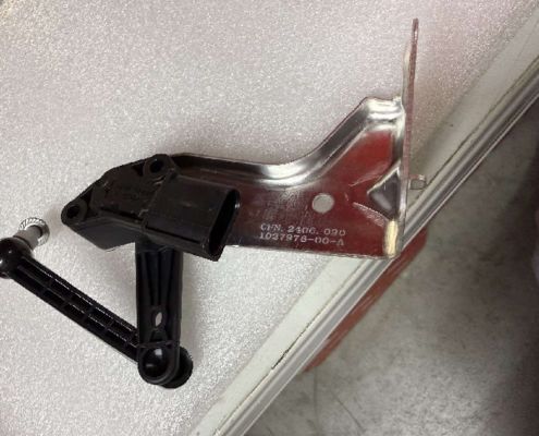 Tesla Model S/X Sensor Suspensi Udara Kanan Depan 1044941-00-B 11x10x5cm